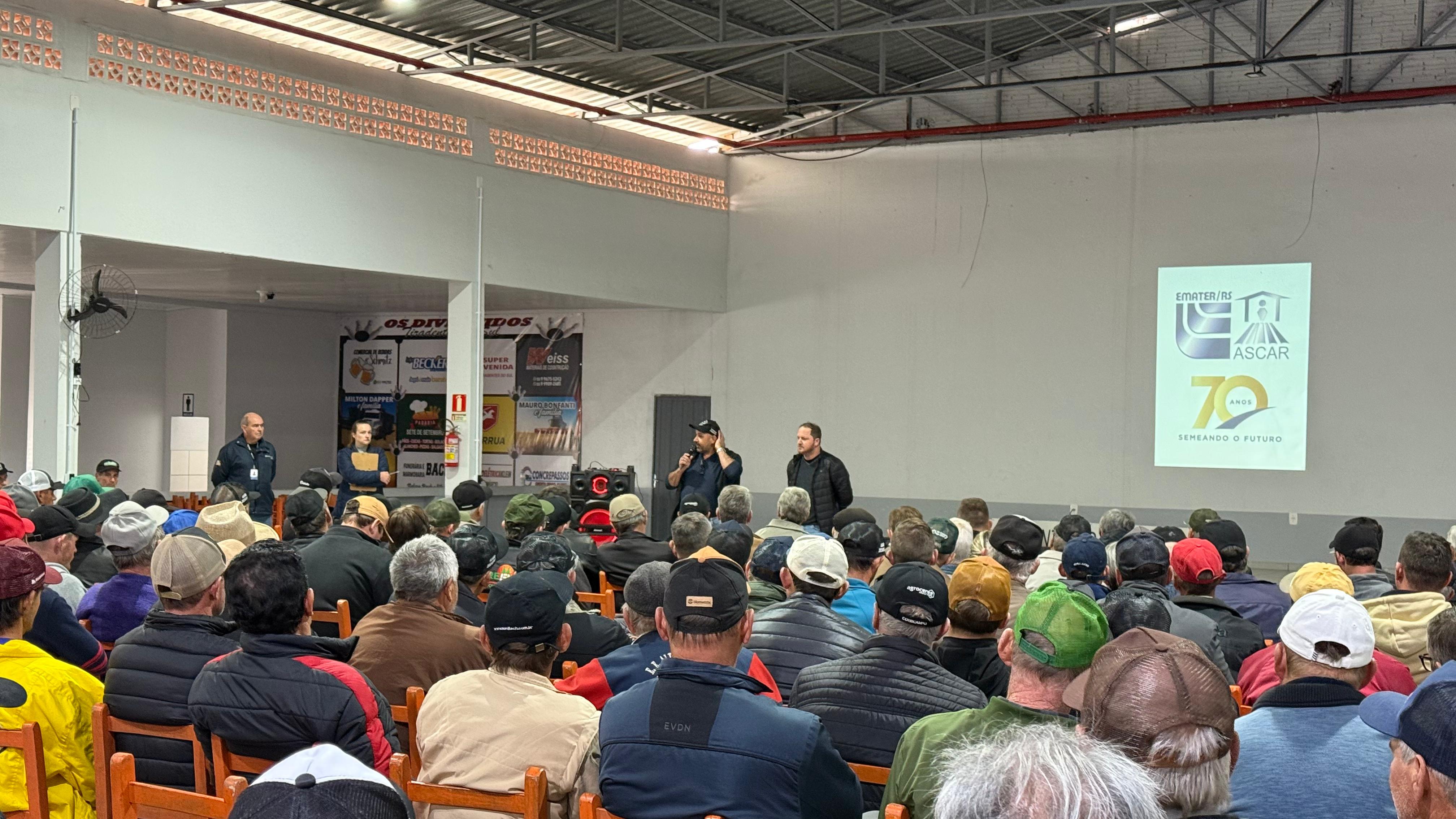 <p>REUNI&Atilde;O APRESENTA PROGRAMA TERRA FORTE EM TIRADENTES DO SUL</p>